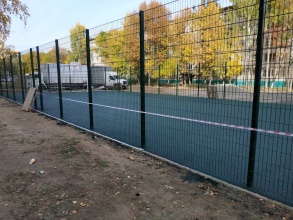 Забор на спортивную площадку 40 метров фото в Белоомуте