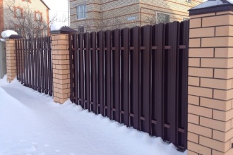 Забор из евроштакетника в шахматном порядке 30 метров фото в Белоомуте