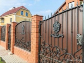 Кирпичный забор с ковкой  150 метров фото в Белоомуте