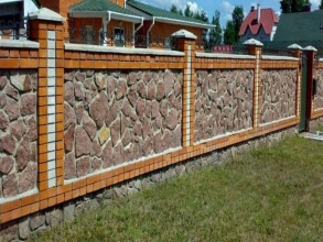 Кирпичный забор с камнем 12 метров фото в Белоомуте