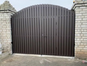 Ворота распашные из евроштакетника - пример 2 фото в Белоомуте