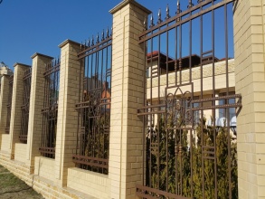 Кирпичный забор с ковкой  10 метров фото в Белоомуте