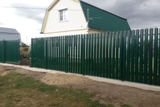 Забор из евроштакетника на ленточном фундаменте 70 метров фото в Белоомуте