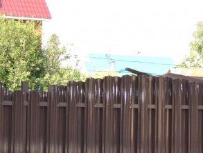 Забор из евроштакетника на ленточном фундаменте 10 метров фото в Белоомуте