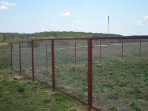 Забор из сетки рабицы в натяг секционный 12 метров фото в Белоомуте