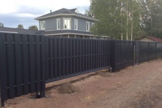 Забор из евроштакетника с бетонированием столбов 80 метров фото в Белоомуте